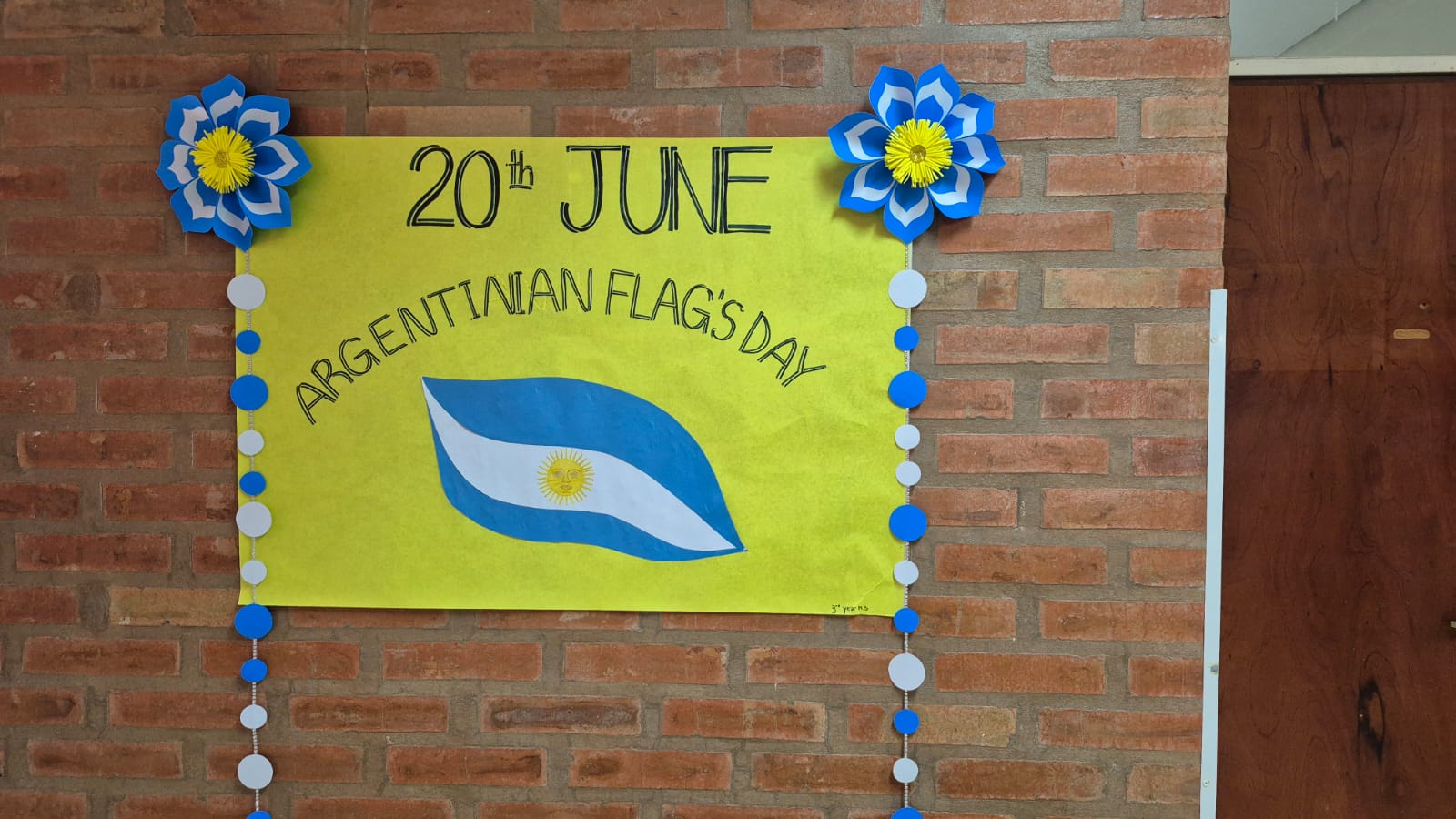 Cartelera realizada por estudiantes de 3° año de Inglés junto a la docente Vergara Aibar